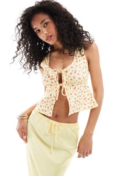 ASOS DESIGN - Milkmaid-top med bindebånd foran og småblomstret print i gul - view 1