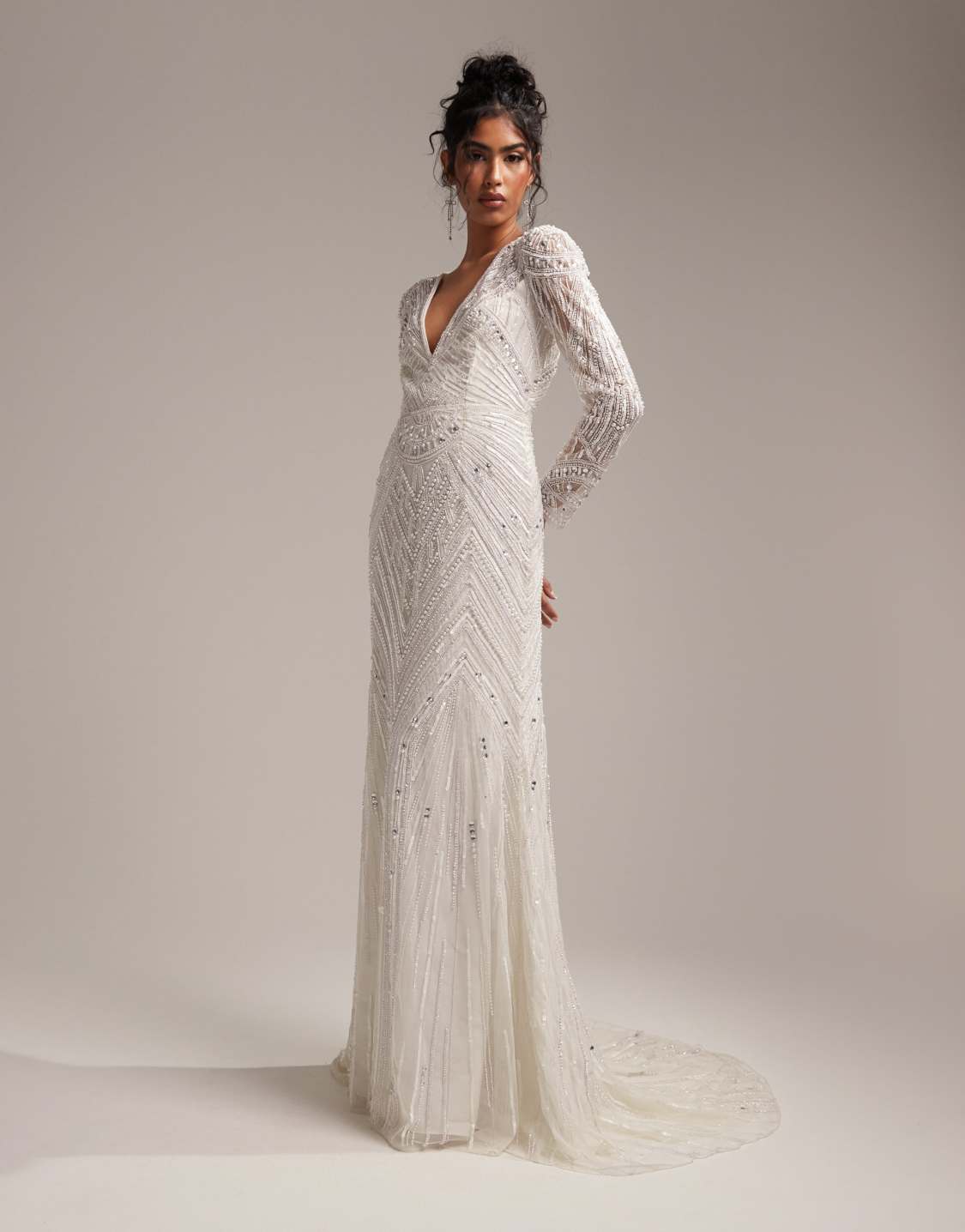 ASOS DESIGN – Millie – Robe de mariée longue à manches longues avec ornement vintage en perles et sequins – Ivoire Robes de mariée The Wedding Explorer