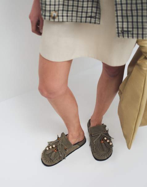 ASOS DESIGN – Milo – Hochwertige Wildleder-Mules in Oliv mit Fransen - view 1