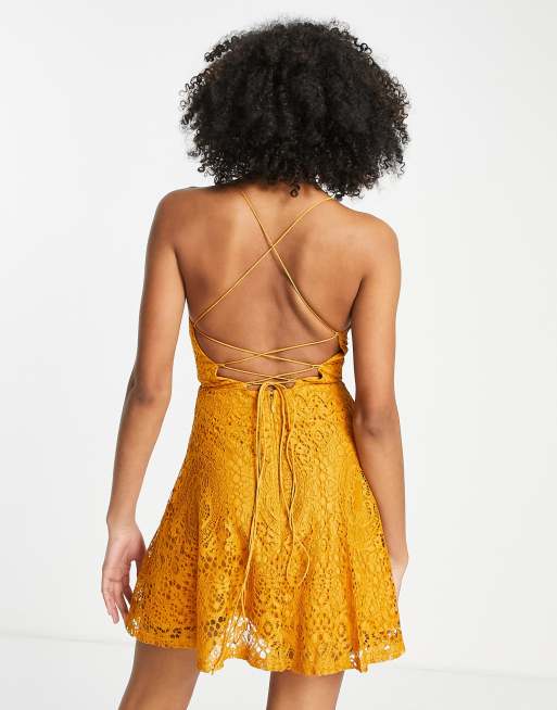ASOS DESIGN – Mini-Ballkleid aus Spitze in Senfgelb mit Rückenschnürung, 2 von 4