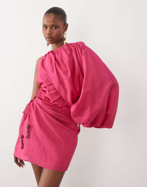 ASOS DESIGN - Mini blousonjurk met blote schouder en uitsnijding in de taille in magenta, 2 van 4