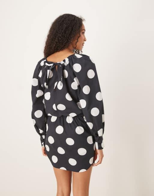 ASOS DESIGN - Mini-blousonjurk van zware popeline met gestrikte achterkant in zwart met stippen, 2 van 4