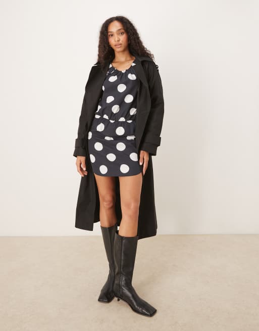 ASOS DESIGN - Mini-blousonjurk van zware popeline met gestrikte achterkant in zwart met stippen, 3 van 4