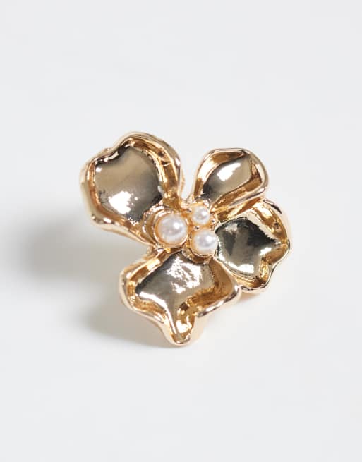 ASOS DESIGN mini boucles d'oreilles puces fleur avec centre en perle fantaisie finition dorée - GOLD, 4 de 4