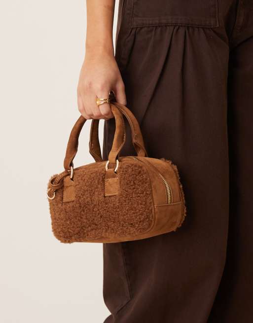 ASOS DESIGN - Mini crossbody bowlertas van borg met afneembare band in lichtbruin, 2 van 4