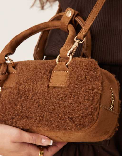 ASOS DESIGN - Mini crossbody bowlertas van borg met afneembare band in lichtbruin, 3 van 4