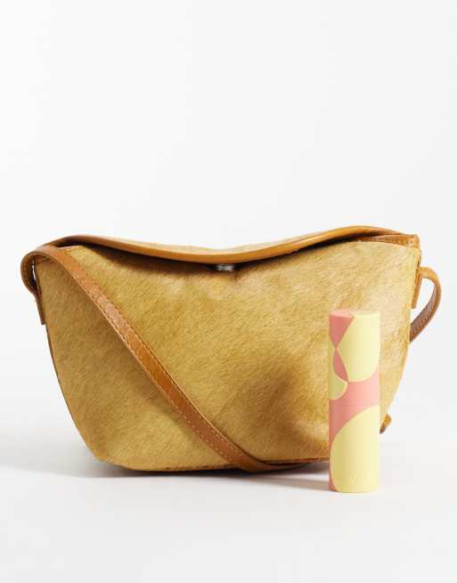 ASOS DESIGN mini crossbody-taske i hair-on læder med flap i chartreuse, 4 af 4