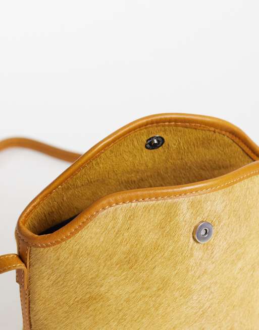 ASOS DESIGN mini crossbodytas van haarleer met flap in chartreuse, 3 van 4