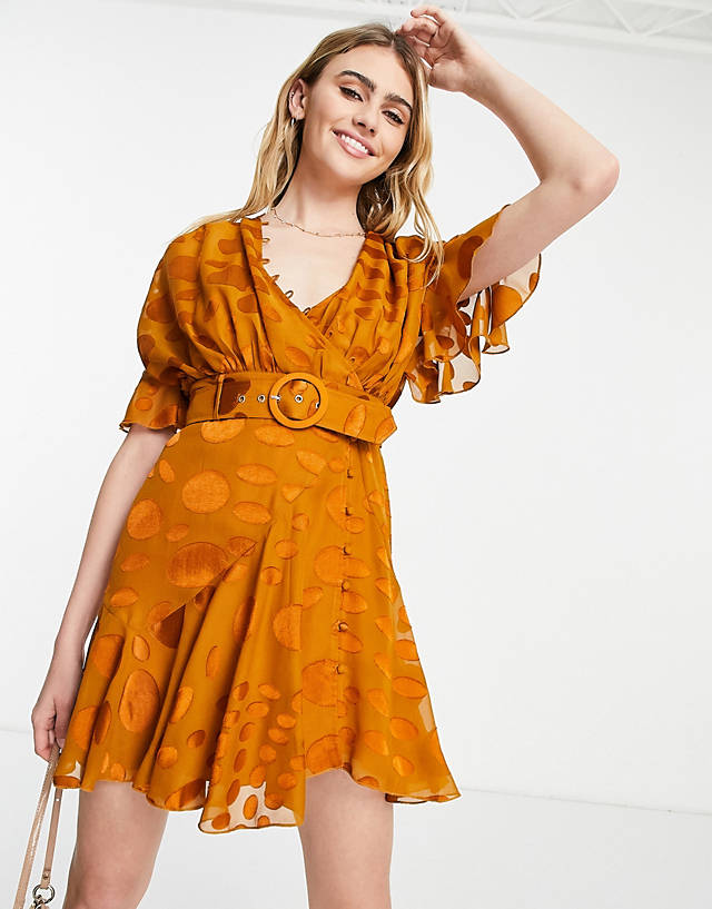 ASOS DESIGN - mini dress with rouloux details and belt in rust warped spot