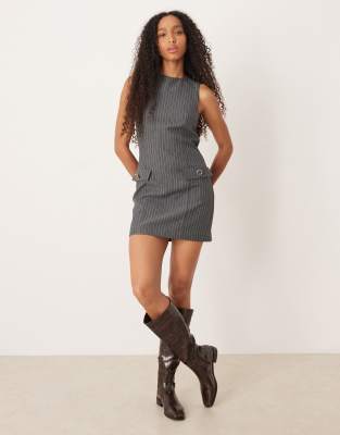 ASOS DESIGN - Mini-Etuikleid in Grau mit Nadelstreifen und Taschendetail