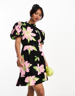 ASOS DESIGN - Mini-Freizeitkleid in Schwarz mit Rüschen-Stehkragen, Puffärmeln und übergroßem Blumenmuster-Bunt