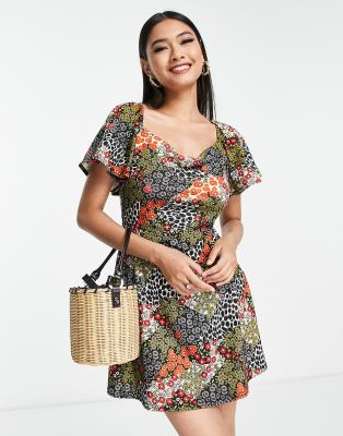 ASOS DESIGN - Mini-Freizeitkleid mit Flatterärmeln, Wasserfallausschnitt und rotem Patchwork-Muster-Bunt