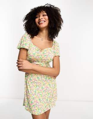 ASOS DESIGN - Mini-Freizeitkleid mit Flügelärmeln, Wasserfallausschnitt und Blumenmuster in Pastelltönen-Bunt