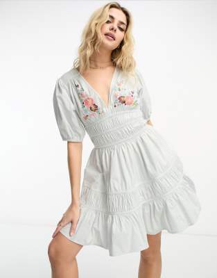 ASOS DESIGN - Mini-Freizeitkleid mit Stickerei, gesmokter Taille und Puffärmeln in Blau