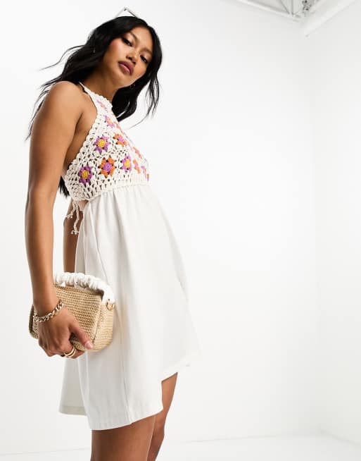 ASOS DESIGN – Mini-Häkelkleid mit Blumendetail und Neckholder 