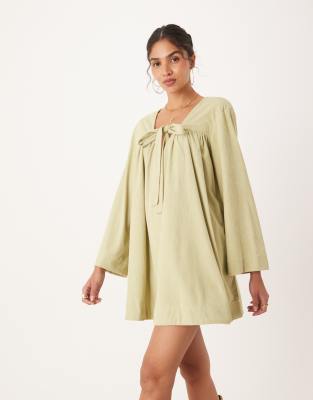 ASOS DESIGN - Mini-Hängerkleid aus Cord in Salbeigrün mit Bindedetail vorn