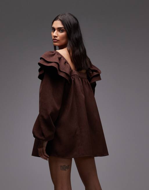ASOS DESIGN – Mini-Hängerkleid aus Cord in Schokobraun mit eckigem Ausschnitt und Rüschen, 3 von 4