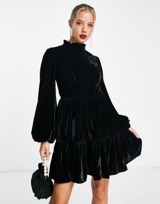 ASOS DESIGN - Mini-Hängerkleid aus schwarzem Samt mit Rüschen-Stehkragen und Taschen