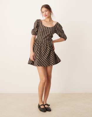 Thumbnail - ASOS DESIGN - Mini-Hängerkleid in Braun und Schwarz mit Vichy-Karos und Korsett-Taille-Bunt