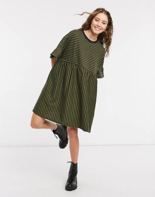 ASOS DESIGN - Mini-Hängerkleid in Dunkelkhaki und Schwarz gestreift mit extremer Oversize-Passform und Rüschenärmeln-Grü...