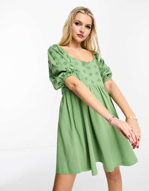 ASOS DESIGN – Mini-Hängerkleid in hellem Khaki mit Lochmuster und abgerundetem Saum