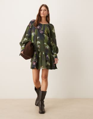 ASOS DESIGN - Mini-Hängerkleid in Khaki geblümt mit Schnürung am Rücken-Bunt
