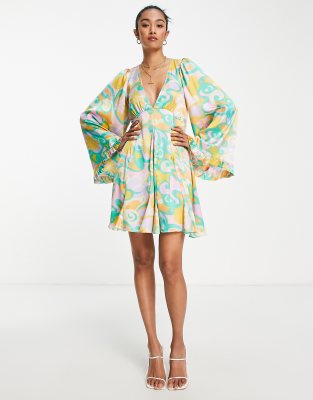 ASOS DESIGN - Mini-Hängerkleid mit abstraktem Print, Godet-Falten und ausgestellten Ärmeln-Bunt