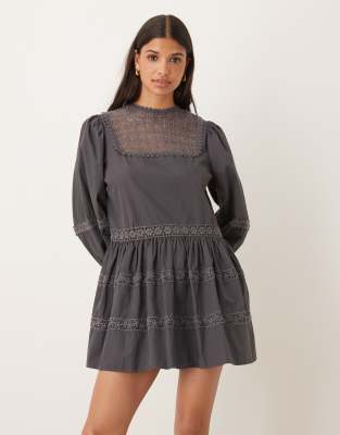 ASOS DESIGN - Mini-Hängerkleid mit Spitzeneinsätzen und voluminösen Ärmeln-Grau