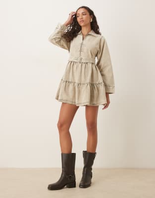 ASOS DESIGN - Mini-Hemdblusenkleid aus schwerem Jeans-Twill in verwaschenem Grau mit Gürtel und gestuftem Rock-Blau