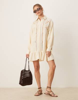 ASOS DESIGN - Mini-Hemdblusenkleid aus Twill in Ecru mit Lochstickerei und farblich abgestimmten Ziernähten-Weiß