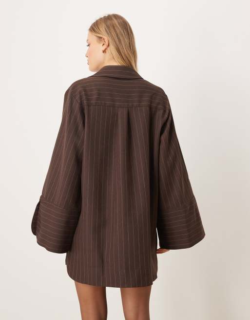 ASOS DESIGN – Mini-Hemdblusenkleid in gestreiftem Braun mit breiten Bündchen und Oversize-Taschen, 3 von 4