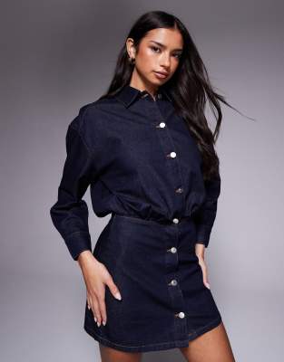 ASOS DESIGN - Mini-Jeanshemdkleid mit figurbetontem Rock, Schulterpolstern und Rinse-Waschung-Marineblau