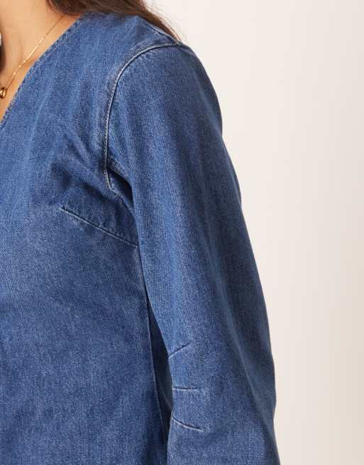 ASOS DESIGN – Mini-Jeanskleid in Indigoblau mit hohem V-Ausschnitt und Kokon-Ärmeln, 3 von 4