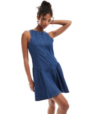 ASOS DESIGN - Mini-Jeanskleid in Mittelblau mit gerafften Hüft-Einsätzen