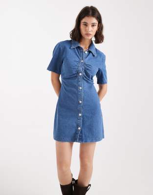 ASOS DESIGN - Mini-Jeanskleid in Mittelblau mit Raffung vorne