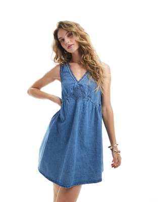 ASOS DESIGN – Mini-Jeanskleid in mittlerer Waschung mit Häkeleinsatz - view 1