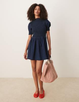 ASOS DESIGN – Mini-Jeanskleid in Rinse-Waschung mit Puffärmeln und gesmokter Vorderseite - view 1