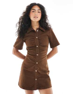 ASOS DESIGN - Mini-Jeanskleid in Schokobraun mit Raffung vorne-Brown