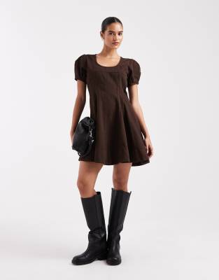 ASOS DESIGN - Mini-Jeanskleid in Schokobraun mit Ziernaht-Brown