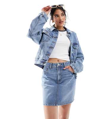 ASOS DESIGN - Mini-Jeansrock in verwaschenem Mittelblau mit hohem Bund