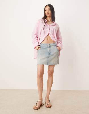 ASOS DESIGN - Mini-Jeansrock mit Knopfverschluss und aufgesetzten Taschen-Blau