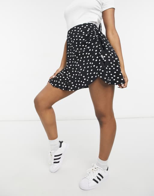 ASOS DESIGN Mini jupe a pois avec detail fronce Monochrome