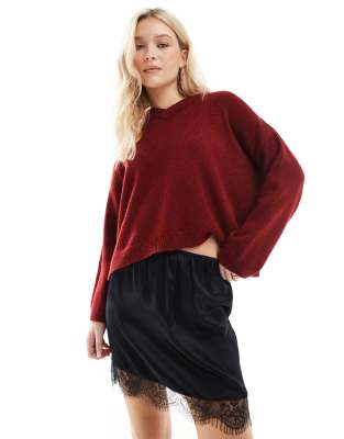 Pette Robe Nore Avec Superposton De Dentelle