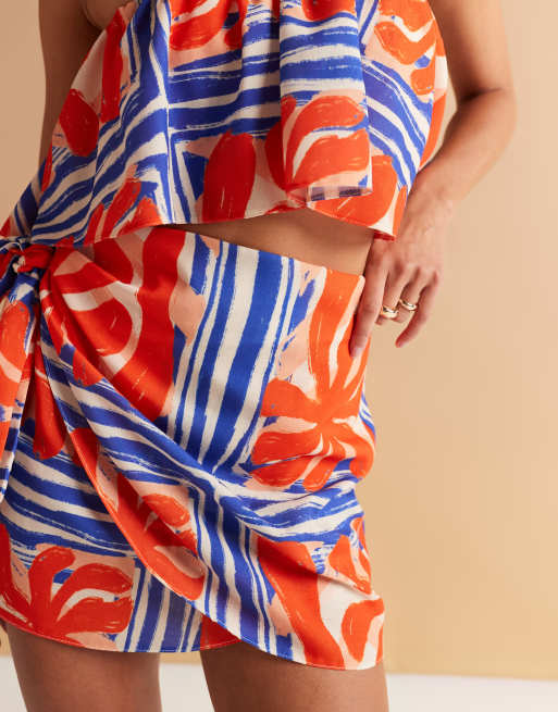 ASOS DESIGN - Mini-jupe d'ensemble à imprimé tropical avec détail noué - Rouge et bleu, 3 de 5
