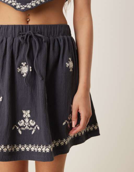 ASOS DESIGN - Mini-jupe d'ensemble effet froissé à broderie - Bleu marine délavé, 2 de 5