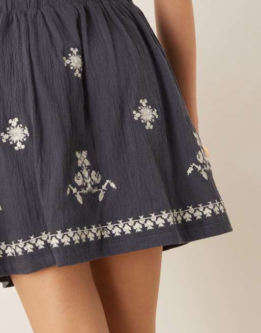 ASOS DESIGN - Mini-jupe d'ensemble effet froissé à broderie - Bleu marine délavé, 4 de 5