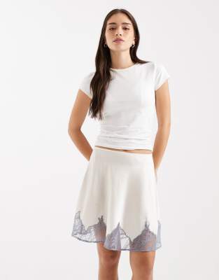 Mini-jupe d'ensemble en satin avec ourlet en dentelle festonnée-Blanc 34