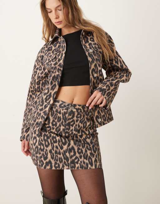 ASOS DESIGN Mini jupe en jean a motif leopard fonce ASOS