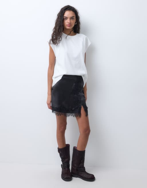 ASOS DESIGN mini-jupe en satin avec empiècement en dentelle noire, 2 de 5