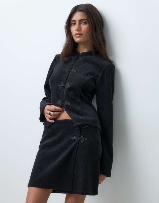 ASOS DESIGN mini-jupe en velours côtelé chunky avec galon brandebourg noire, 2 de 5